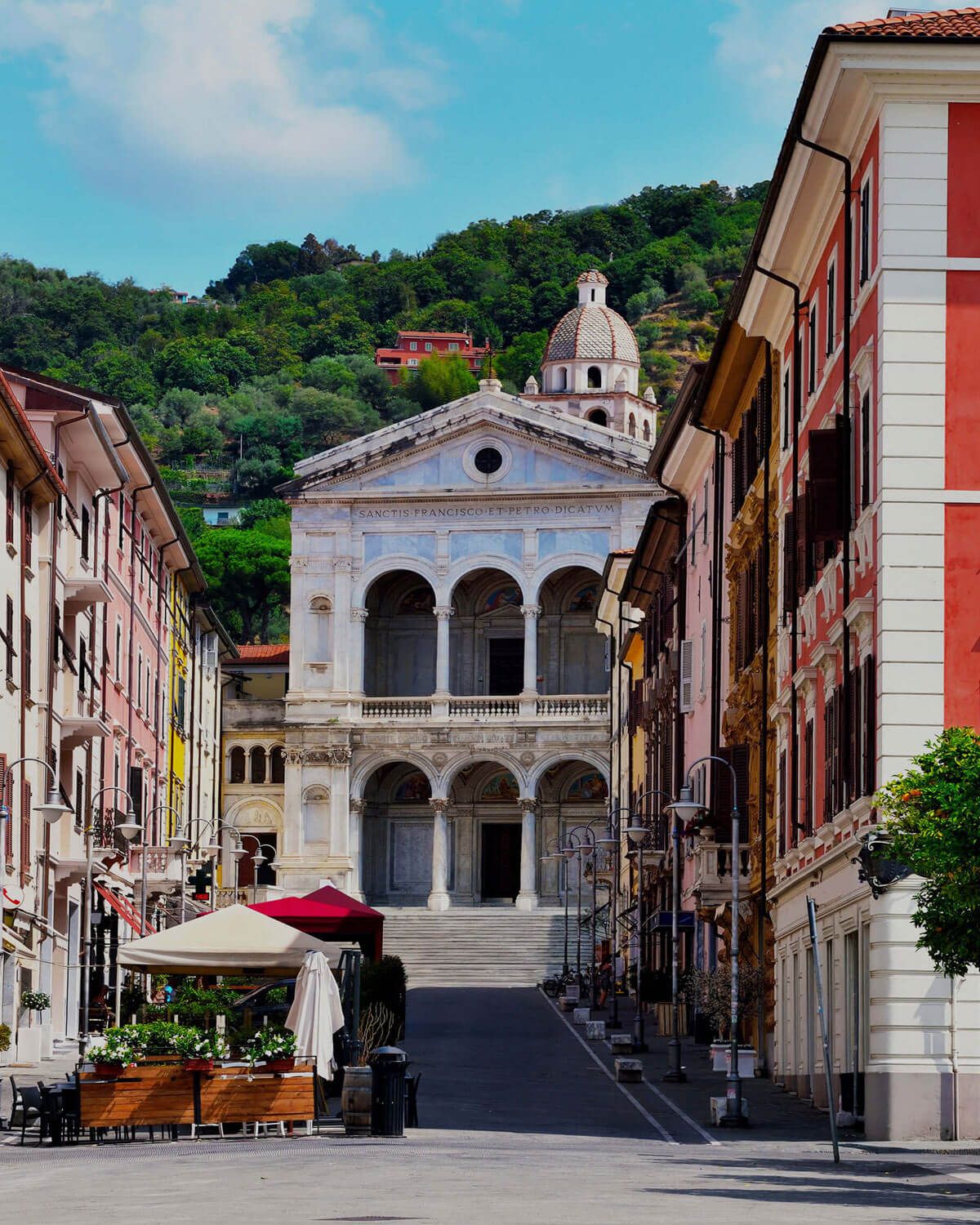 Vista di una piazza a Massa Carrara