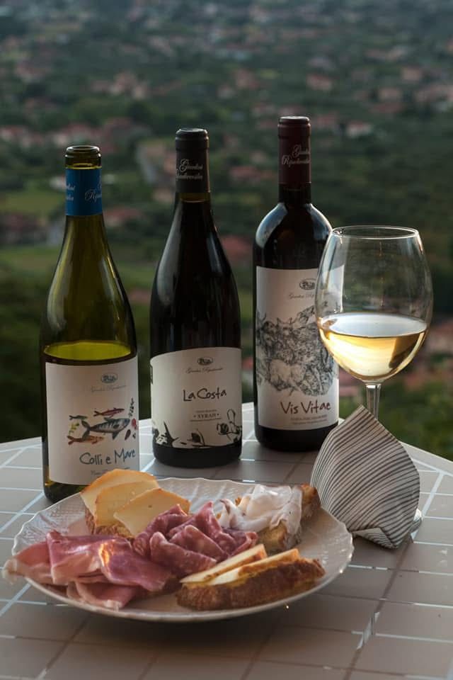 Bottiglie di vino e salumi RipaVersilia