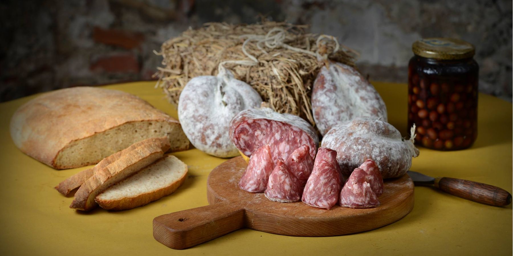 tagliere di insaccati e pane