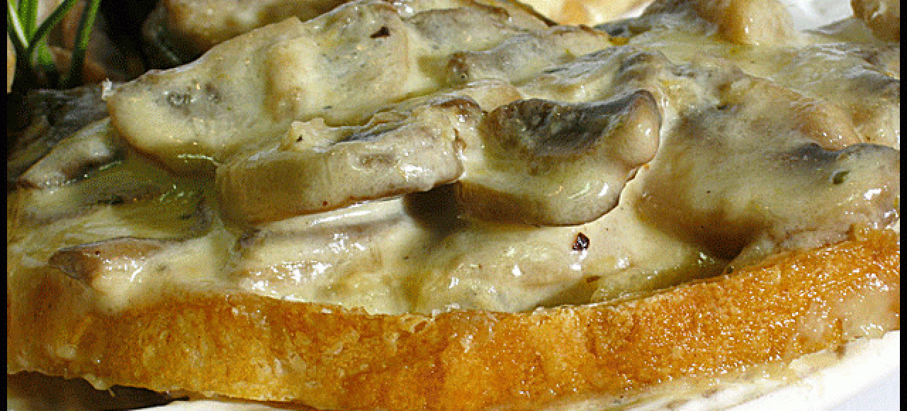 Crostoni di funghi alla besciamella - Il Desco