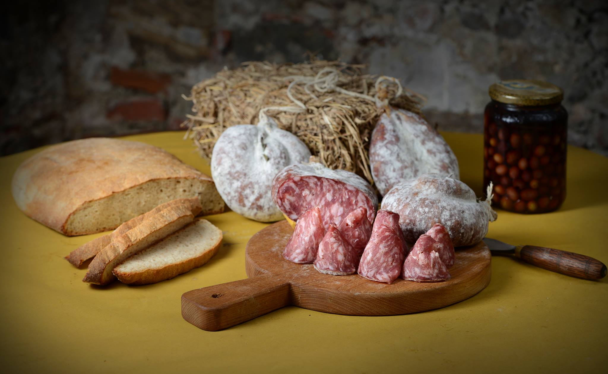 tagliere di insaccati e pane