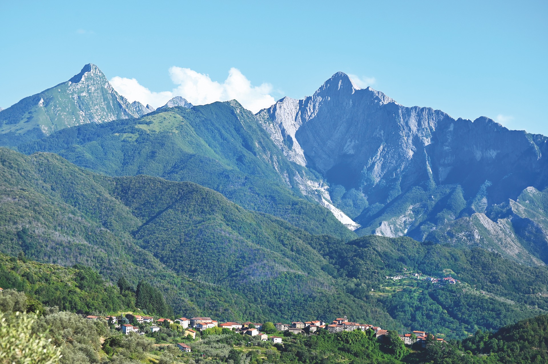 Foto suggestiva delle Alpi Apuane