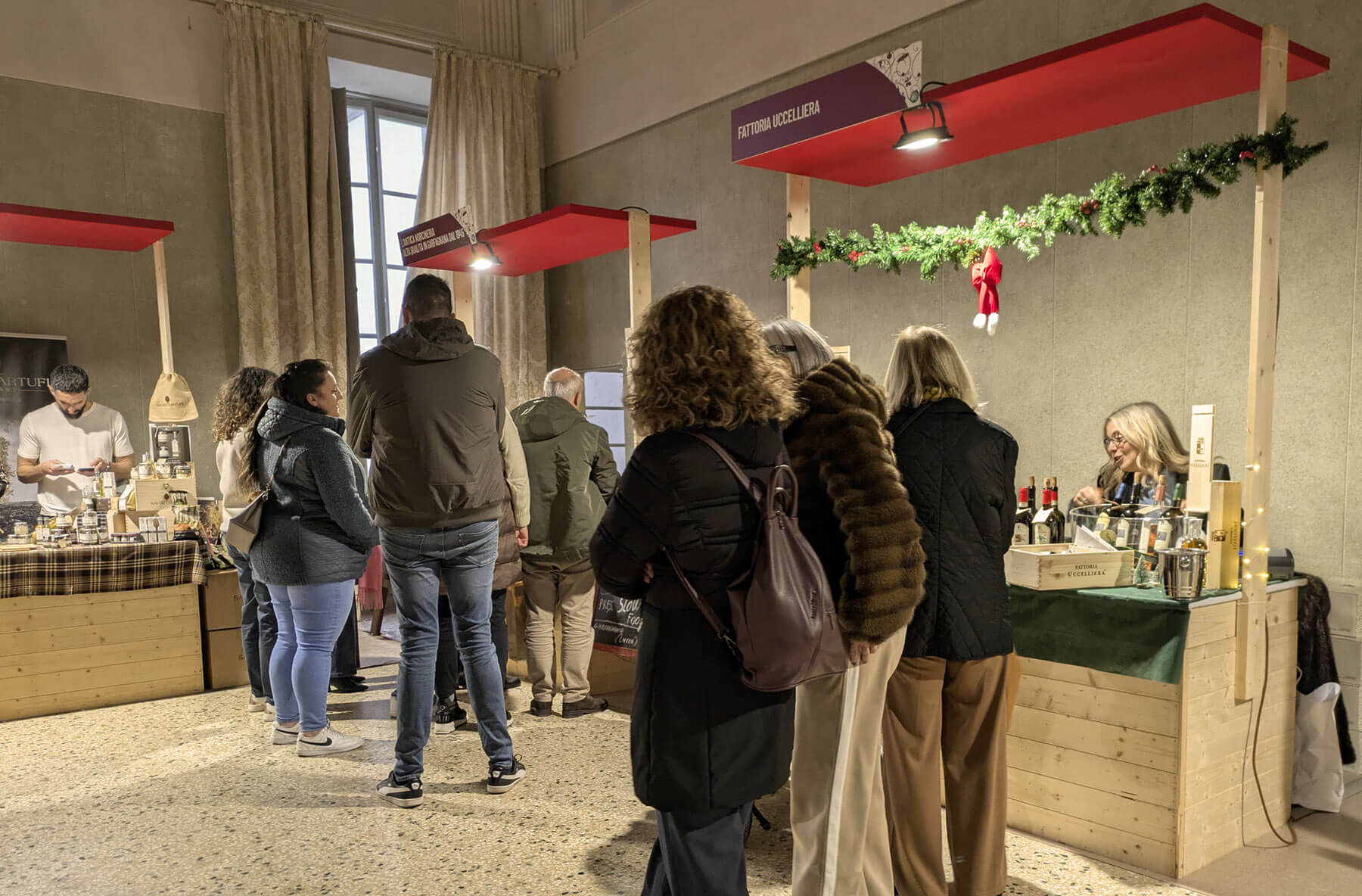 Persone agli stande del Il Desco 2025, primo piano.