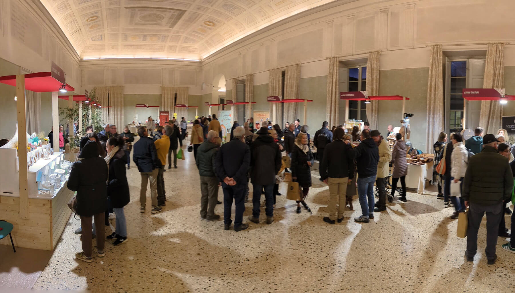 Persone agli stande del Il Desco 2025, primo piano.