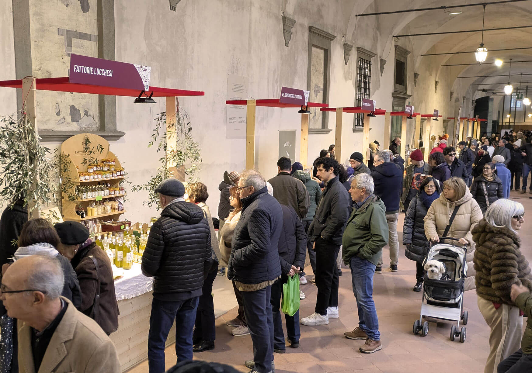 Persone agli stande del Il Desco 2025, piano terra