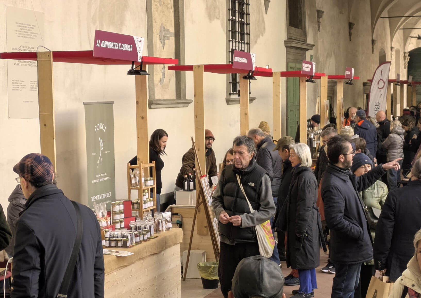 Persone agli stande del Il Desco 2025, piano terra