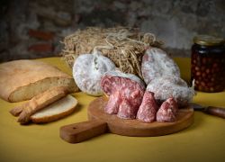 tagliere di insaccati e pane