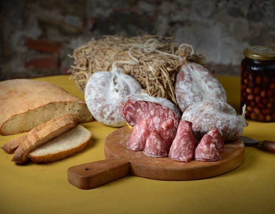 tagliere di insaccati e pane